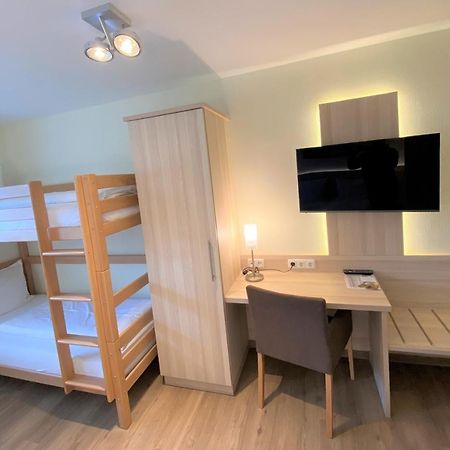 Hotel Am Wiesenweg L 24H Check-In Hausen  ภายนอก รูปภาพ