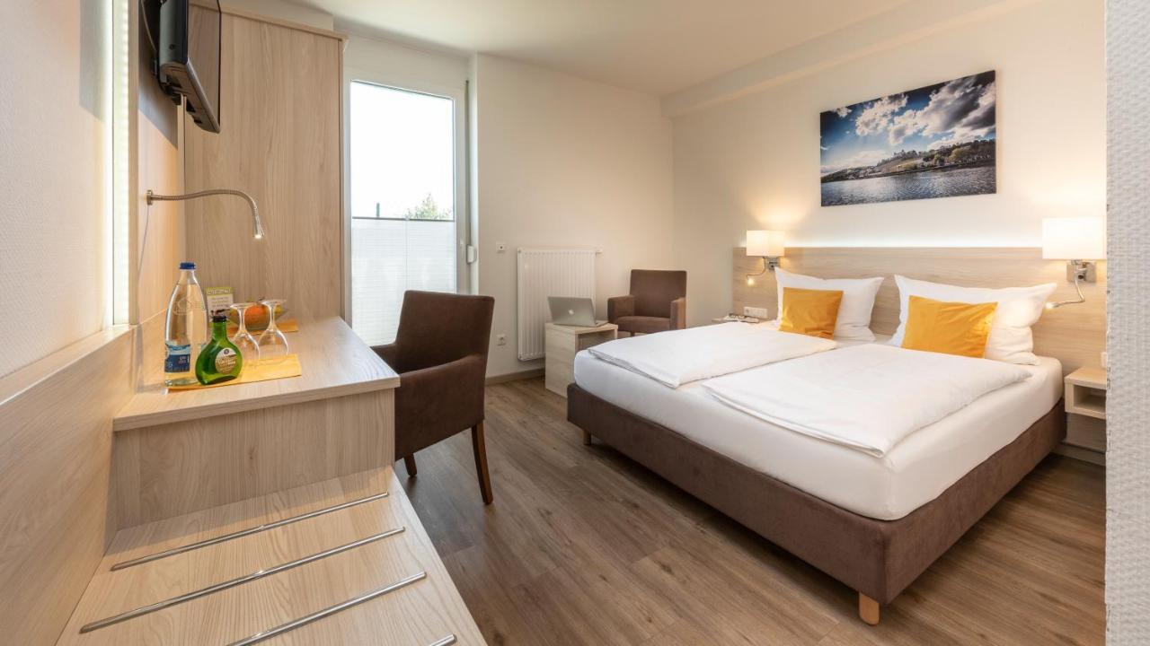Hotel Am Wiesenweg L 24H Check-In Hausen  ภายนอก รูปภาพ