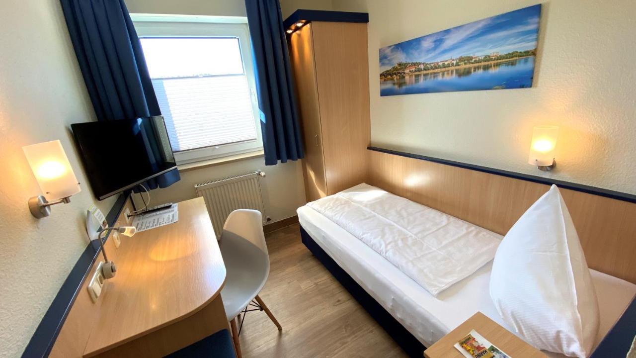 Hotel Am Wiesenweg L 24H Check-In Hausen  ภายนอก รูปภาพ