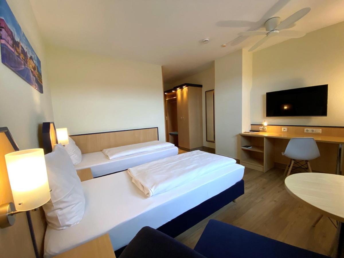 Hotel Am Wiesenweg L 24H Check-In Hausen  ภายนอก รูปภาพ