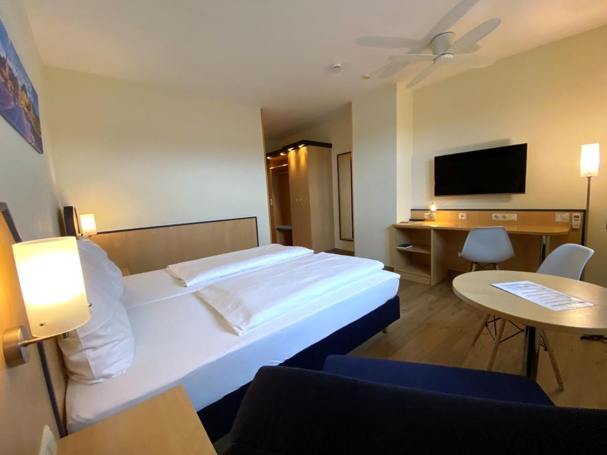 Hotel Am Wiesenweg L 24H Check-In Hausen  ภายนอก รูปภาพ