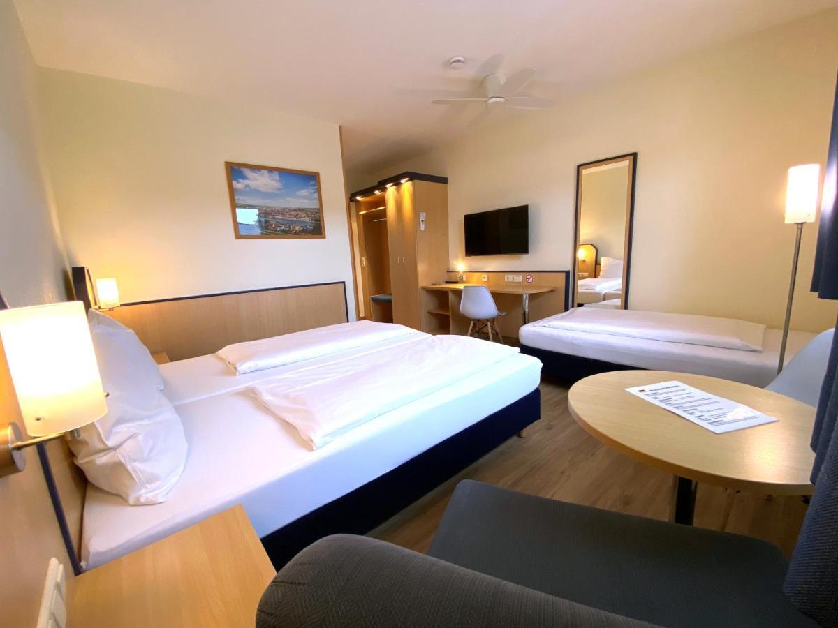 Hotel Am Wiesenweg L 24H Check-In Hausen  ภายนอก รูปภาพ