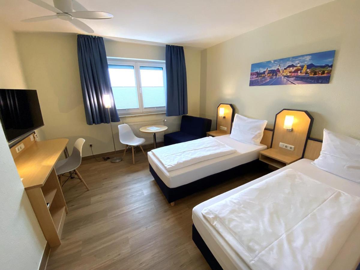 Hotel Am Wiesenweg L 24H Check-In Hausen  ภายนอก รูปภาพ