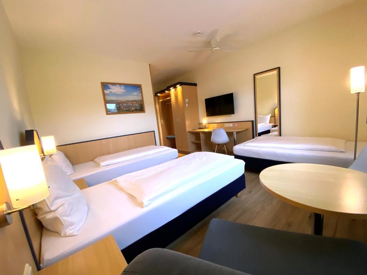 Hotel Am Wiesenweg L 24H Check-In Hausen  ภายนอก รูปภาพ