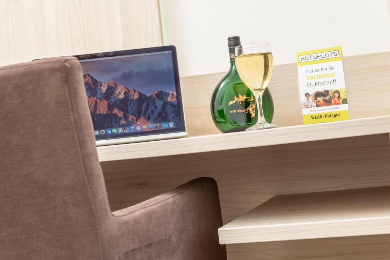 Hotel Am Wiesenweg L 24H Check-In Hausen  ภายนอก รูปภาพ