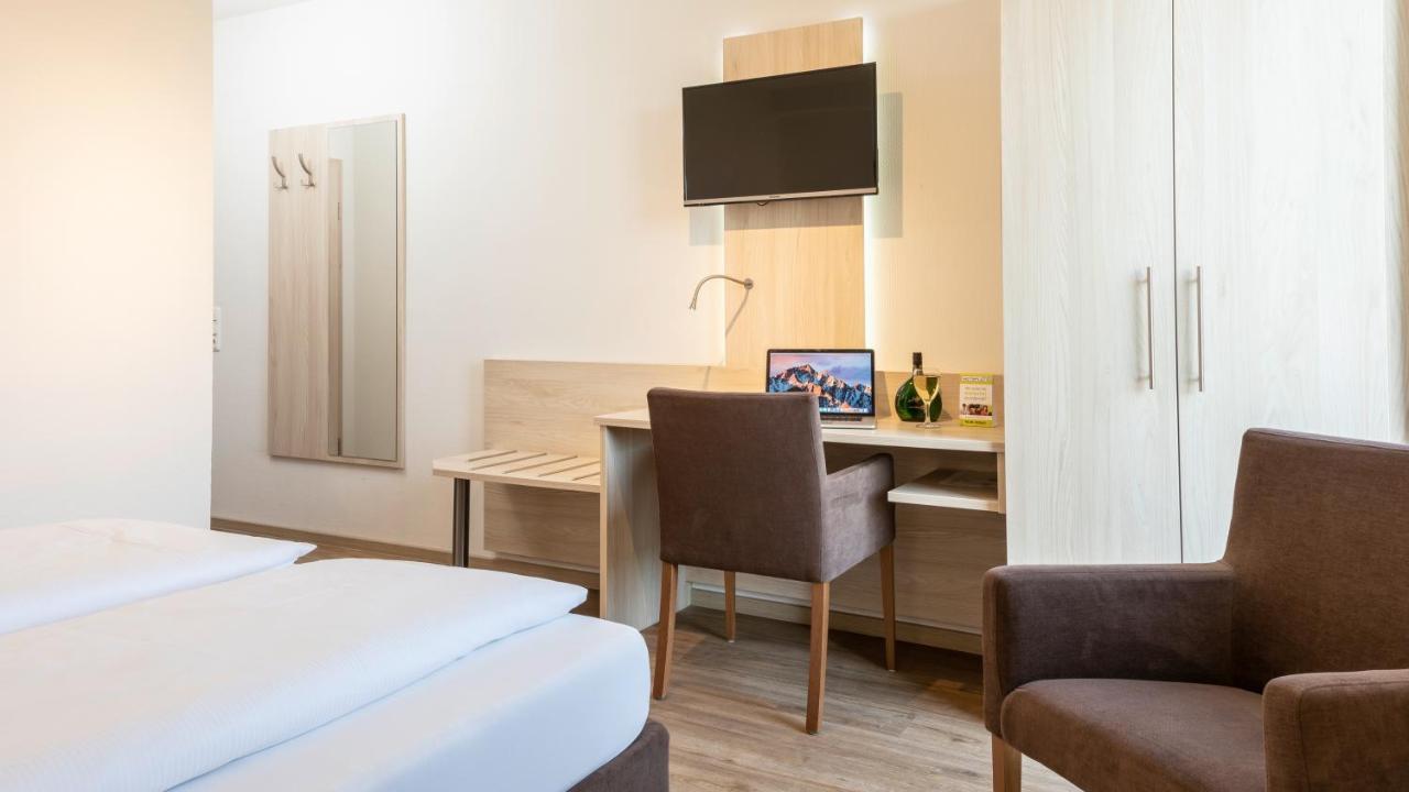 Hotel Am Wiesenweg L 24H Check-In Hausen  ภายนอก รูปภาพ