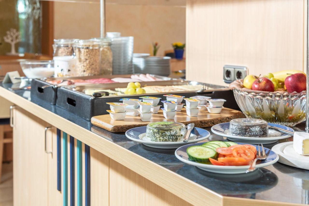 Hotel Am Wiesenweg L 24H Check-In Hausen  ภายนอก รูปภาพ