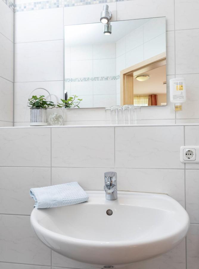 Hotel Am Wiesenweg L 24H Check-In Hausen  ภายนอก รูปภาพ